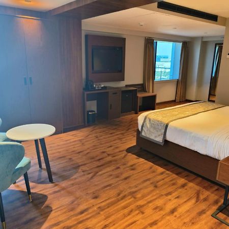 Hotel Ramee International Surat Zewnętrze zdjęcie