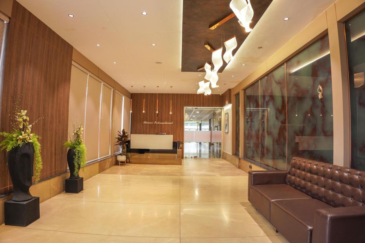 Hotel Ramee International Surat Zewnętrze zdjęcie