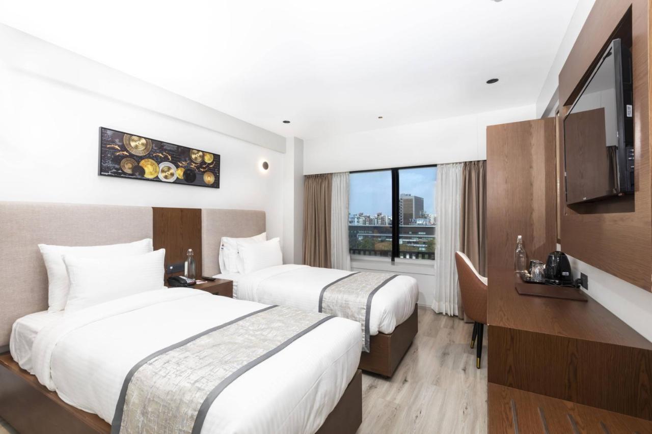 Hotel Ramee International Surat Zewnętrze zdjęcie