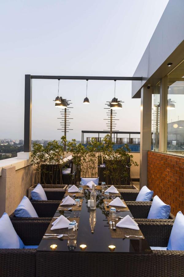 Hotel Ramee International Surat Zewnętrze zdjęcie