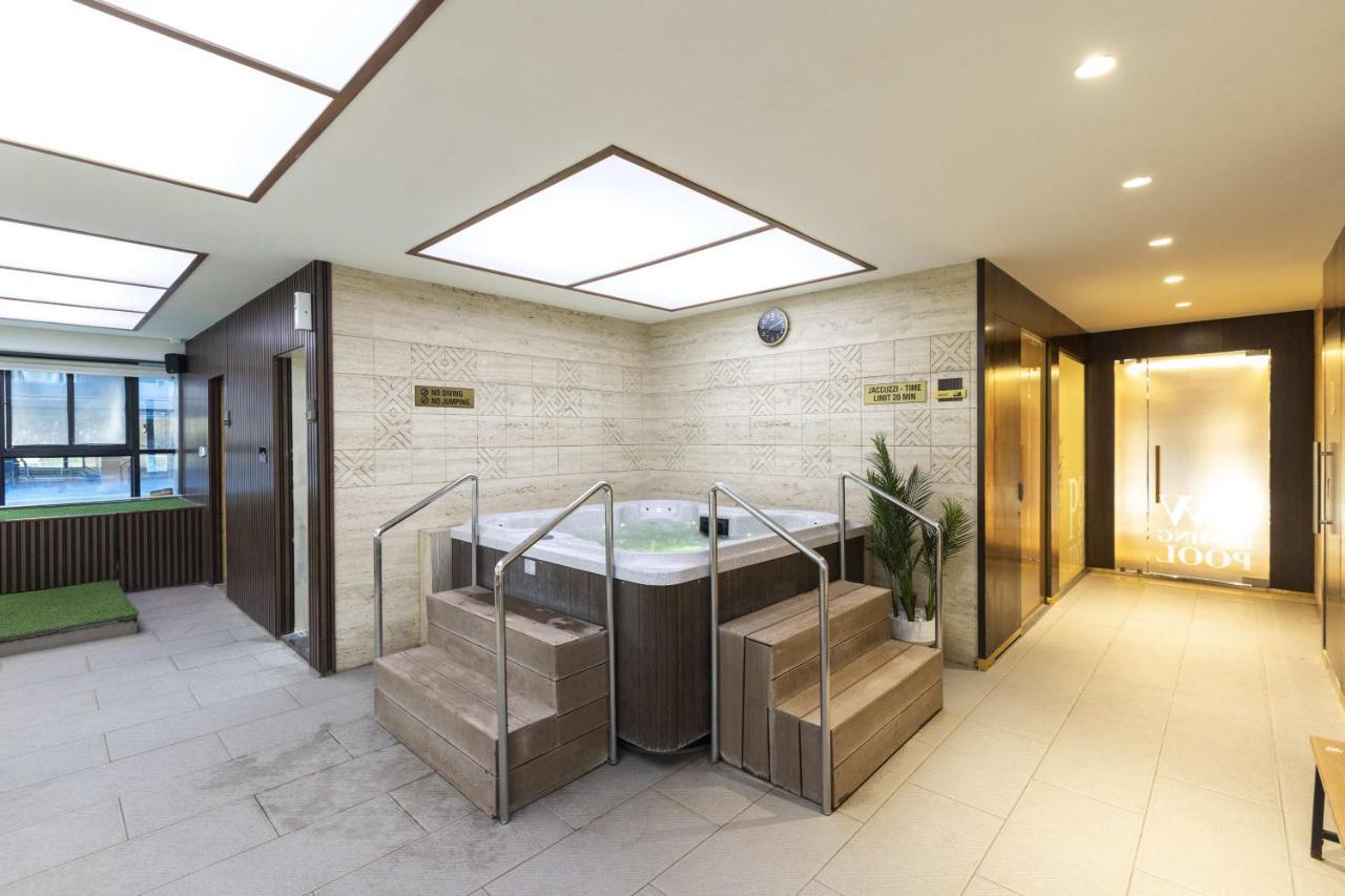 Hotel Ramee International Surat Zewnętrze zdjęcie