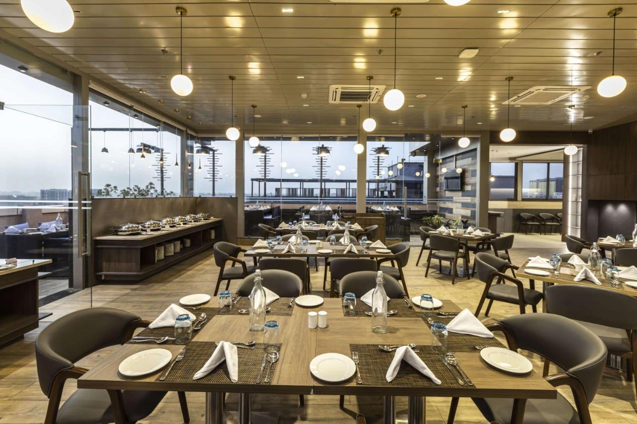 Hotel Ramee International Surat Zewnętrze zdjęcie