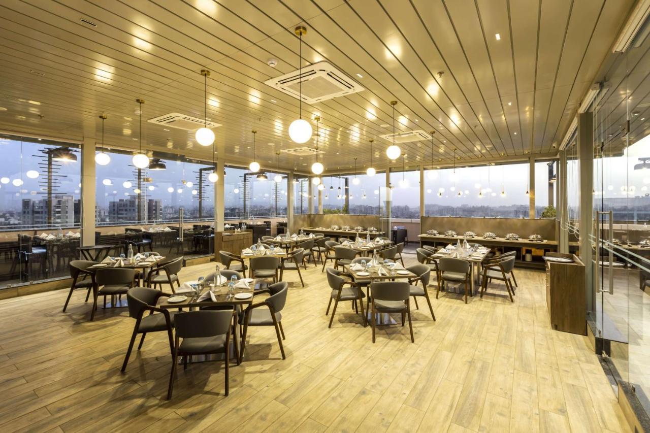 Hotel Ramee International Surat Zewnętrze zdjęcie