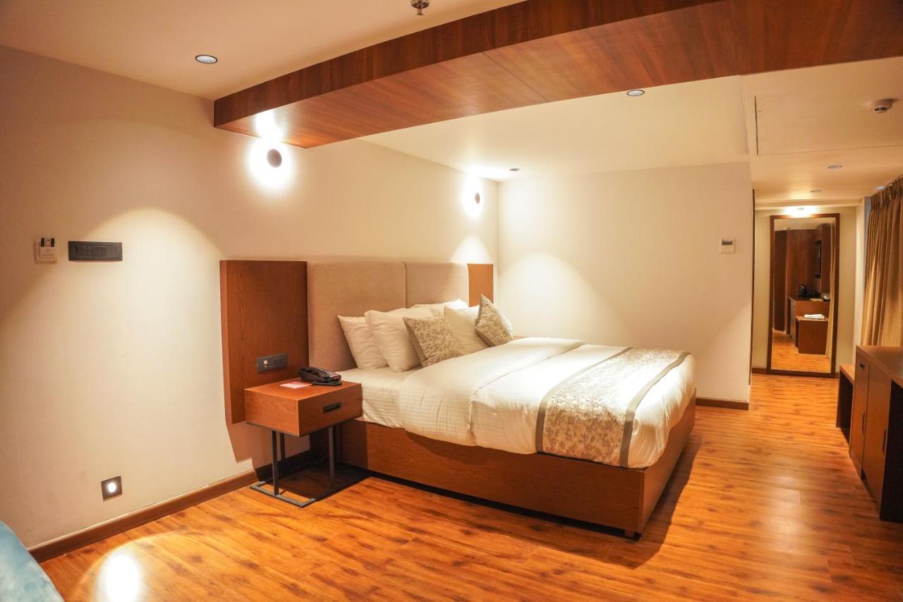Hotel Ramee International Surat Zewnętrze zdjęcie