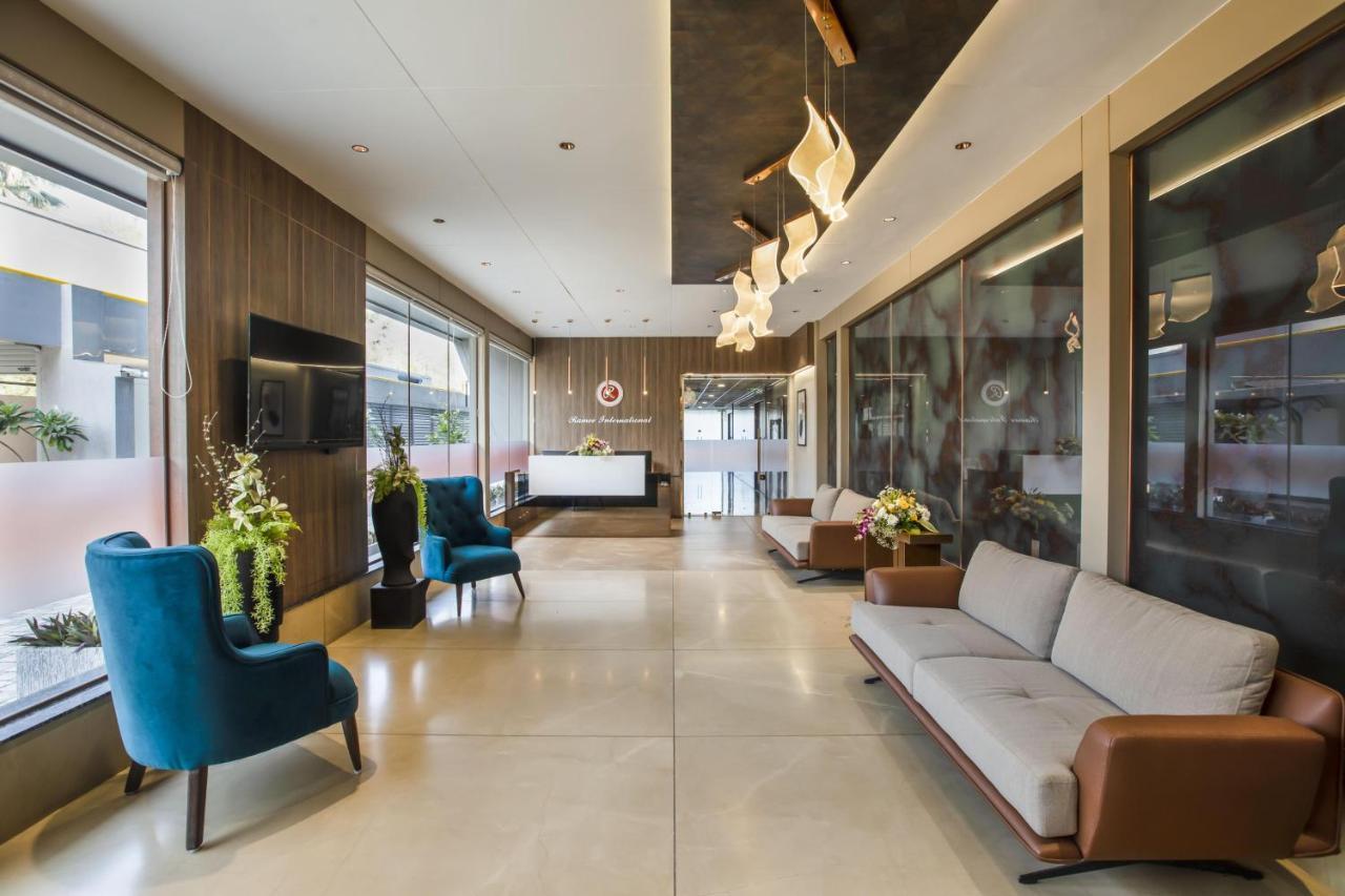 Hotel Ramee International Surat Zewnętrze zdjęcie