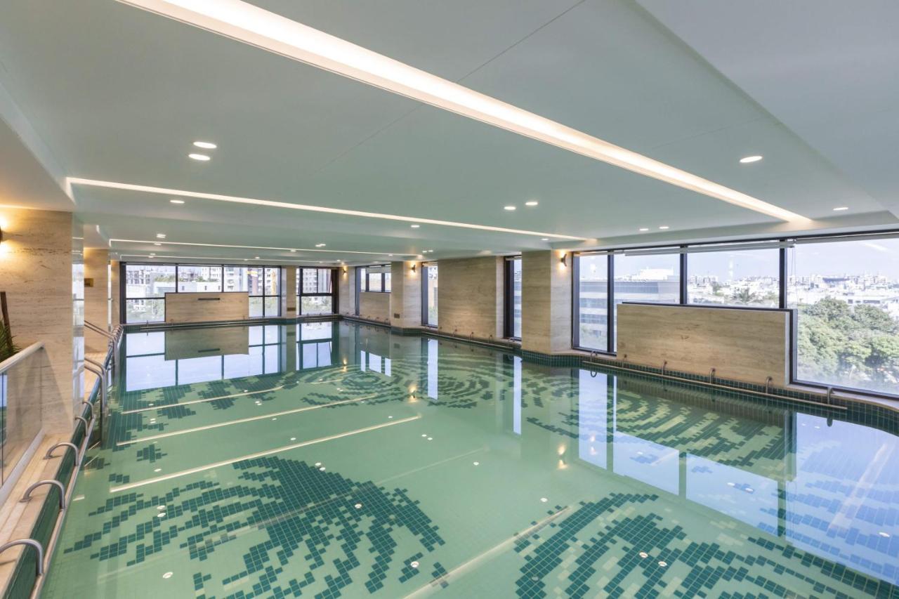 Hotel Ramee International Surat Zewnętrze zdjęcie