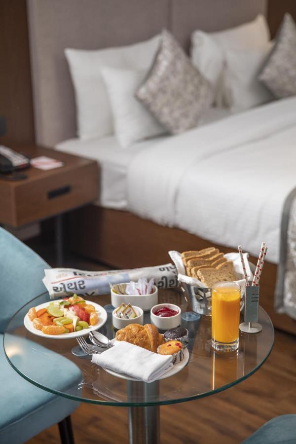 Hotel Ramee International Surat Zewnętrze zdjęcie