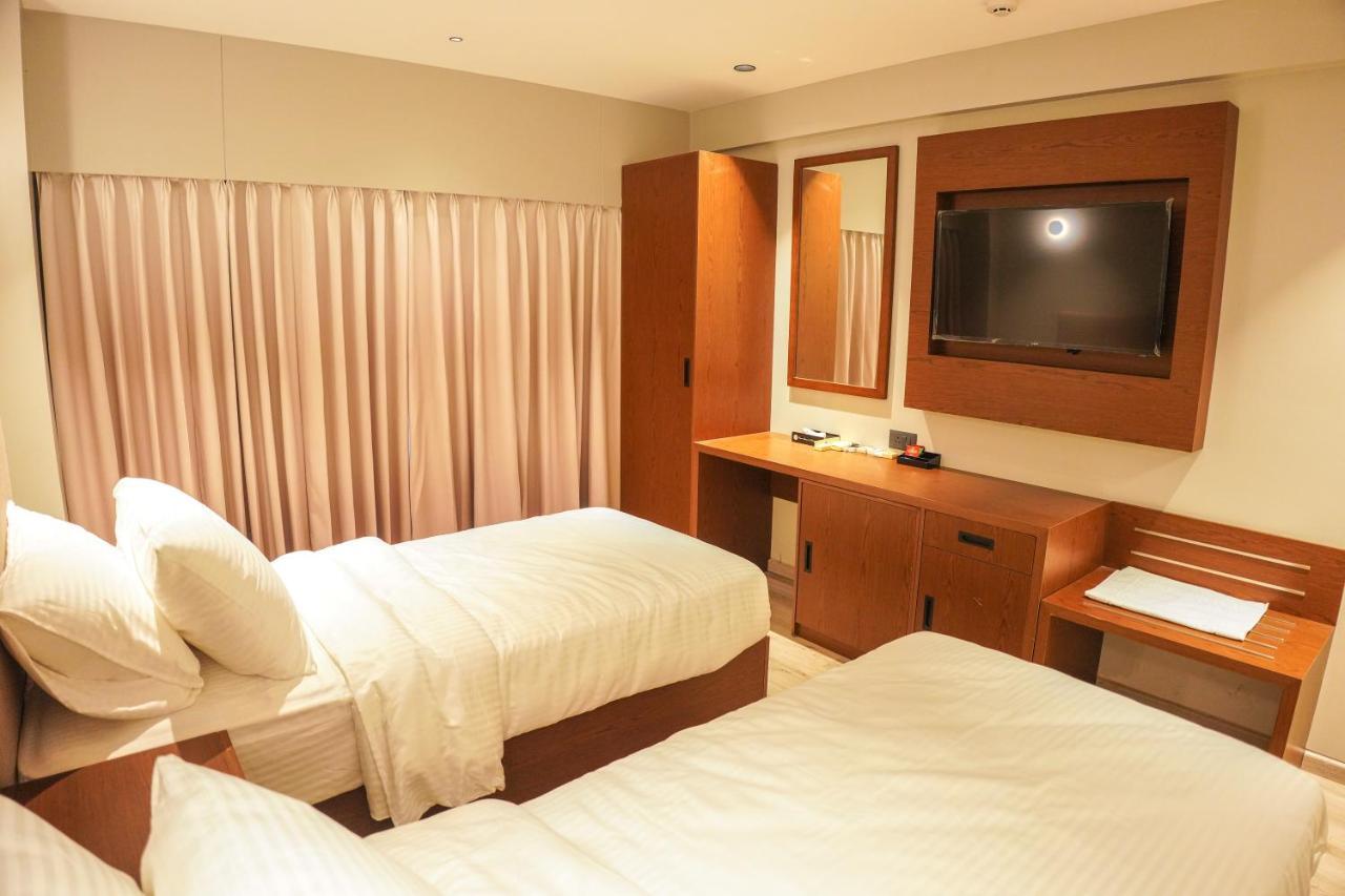 Hotel Ramee International Surat Zewnętrze zdjęcie