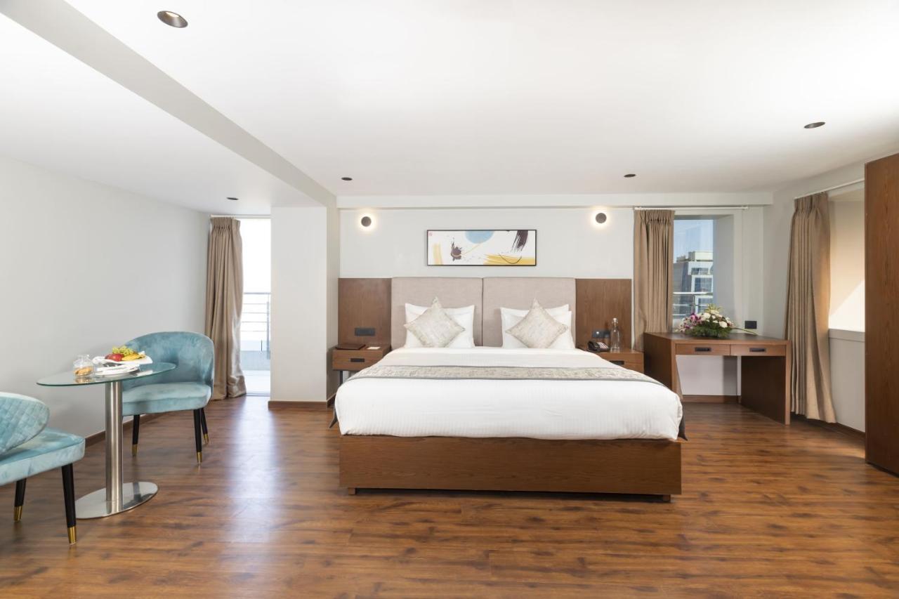 Hotel Ramee International Surat Zewnętrze zdjęcie