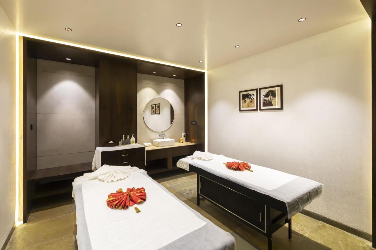 Hotel Ramee International Surat Zewnętrze zdjęcie