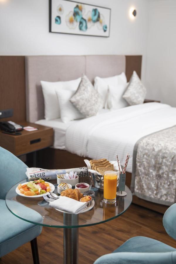 Hotel Ramee International Surat Zewnętrze zdjęcie