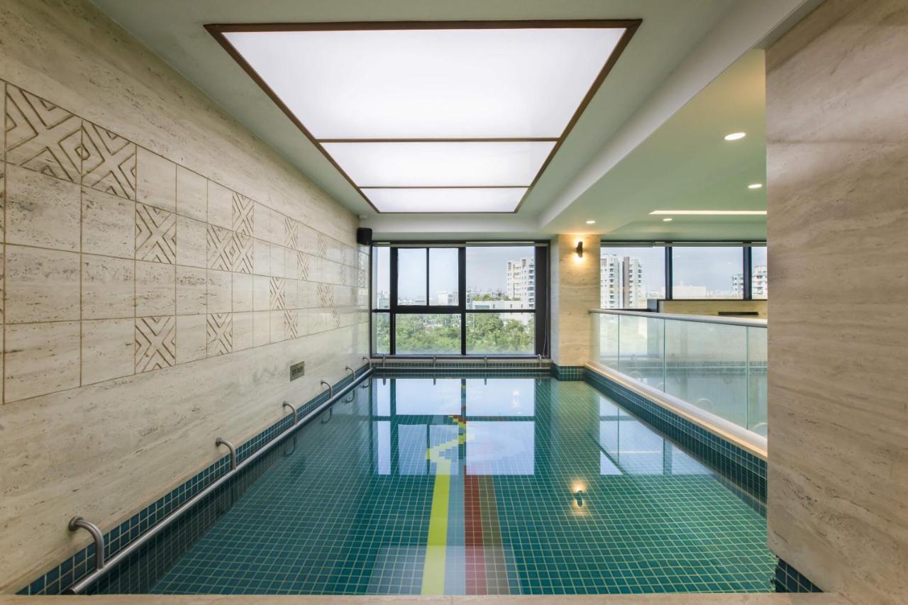 Hotel Ramee International Surat Zewnętrze zdjęcie