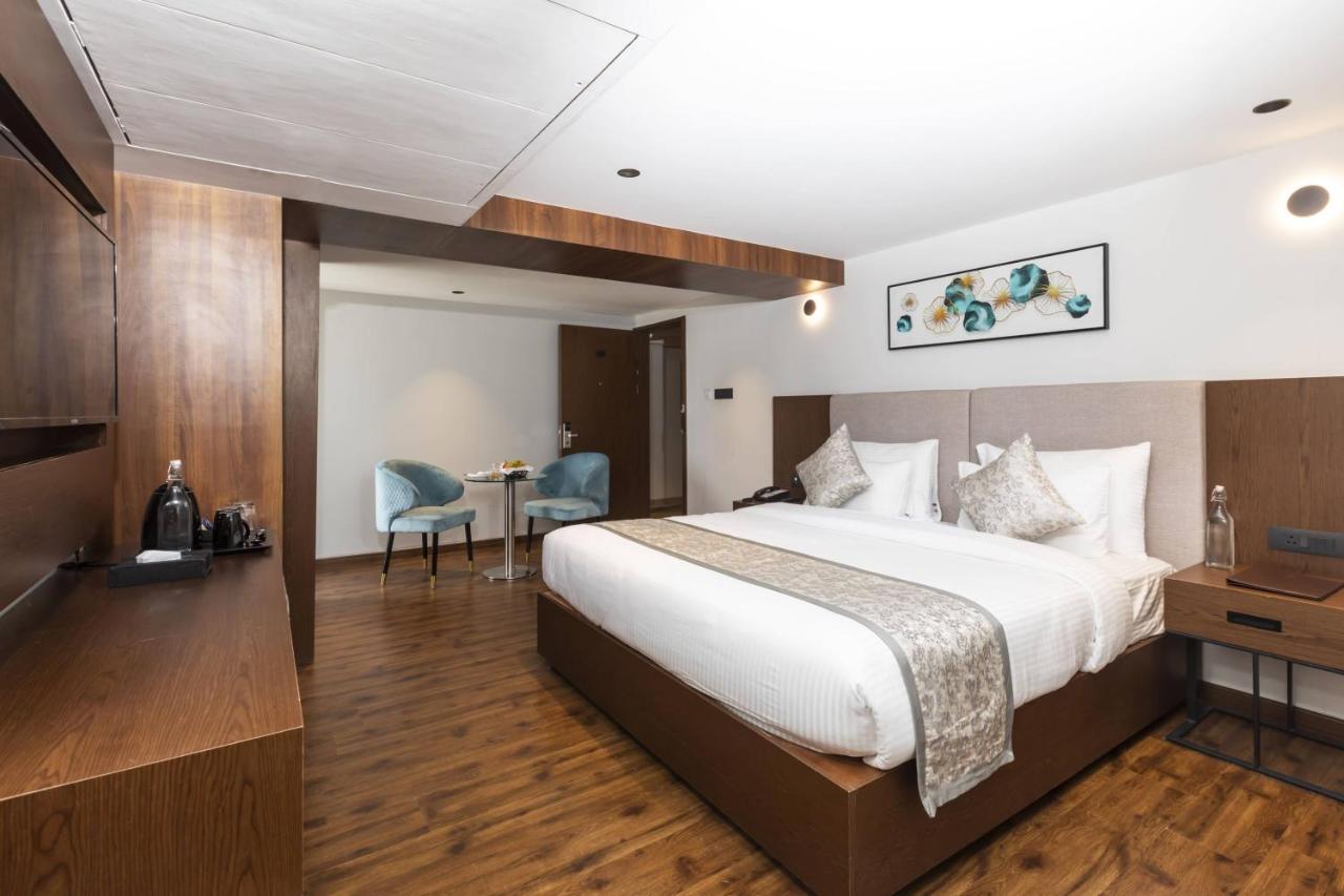 Hotel Ramee International Surat Zewnętrze zdjęcie