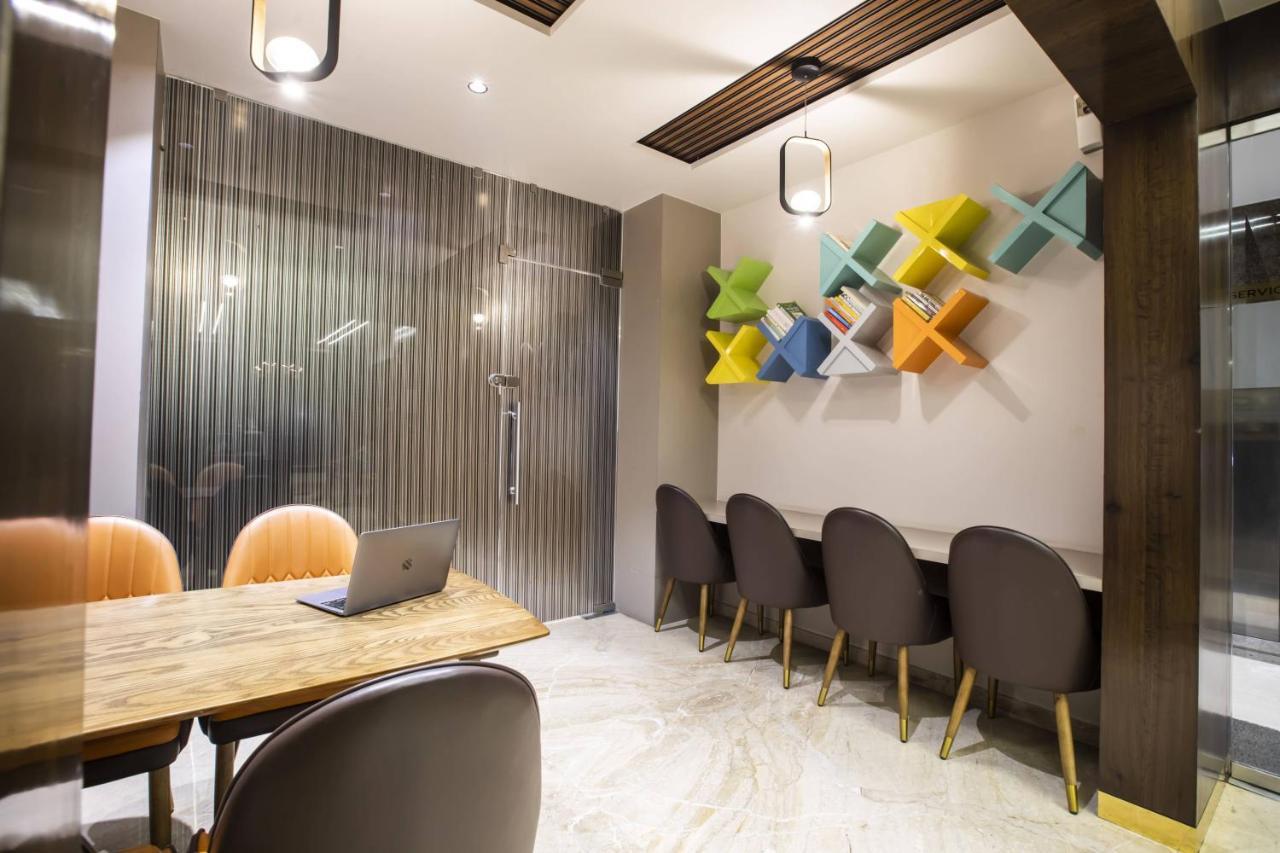Hotel Ramee International Surat Zewnętrze zdjęcie