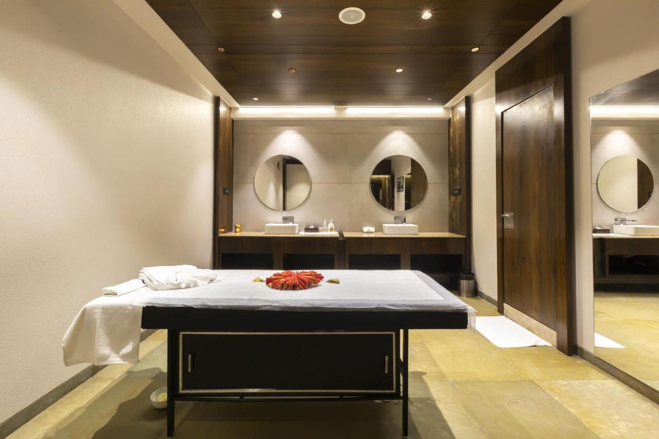Hotel Ramee International Surat Zewnętrze zdjęcie