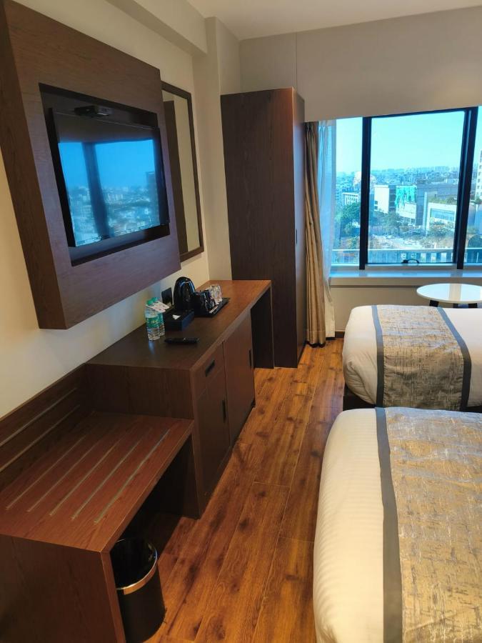 Hotel Ramee International Surat Zewnętrze zdjęcie