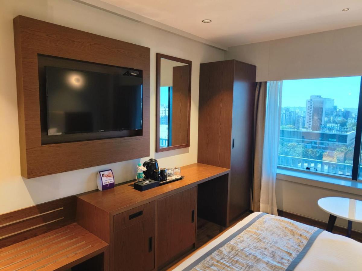 Hotel Ramee International Surat Zewnętrze zdjęcie