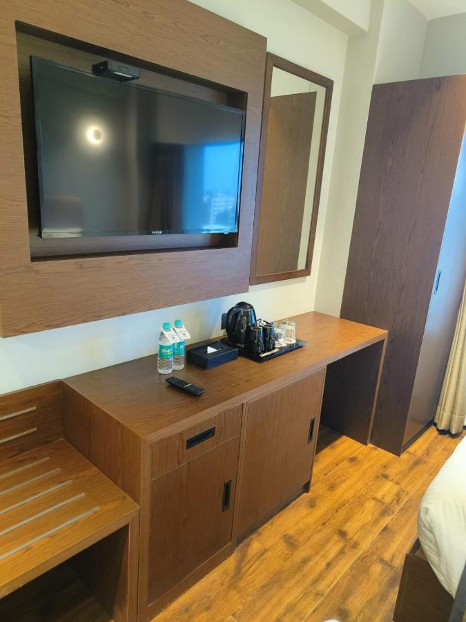 Hotel Ramee International Surat Zewnętrze zdjęcie