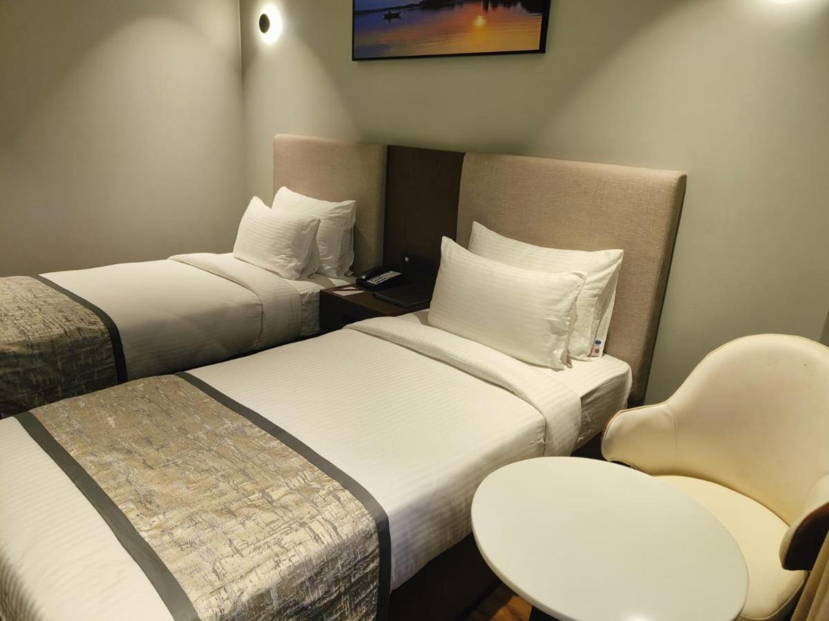 Hotel Ramee International Surat Zewnętrze zdjęcie
