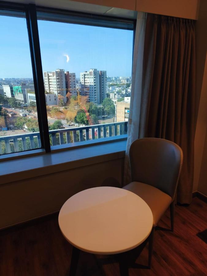 Hotel Ramee International Surat Zewnętrze zdjęcie