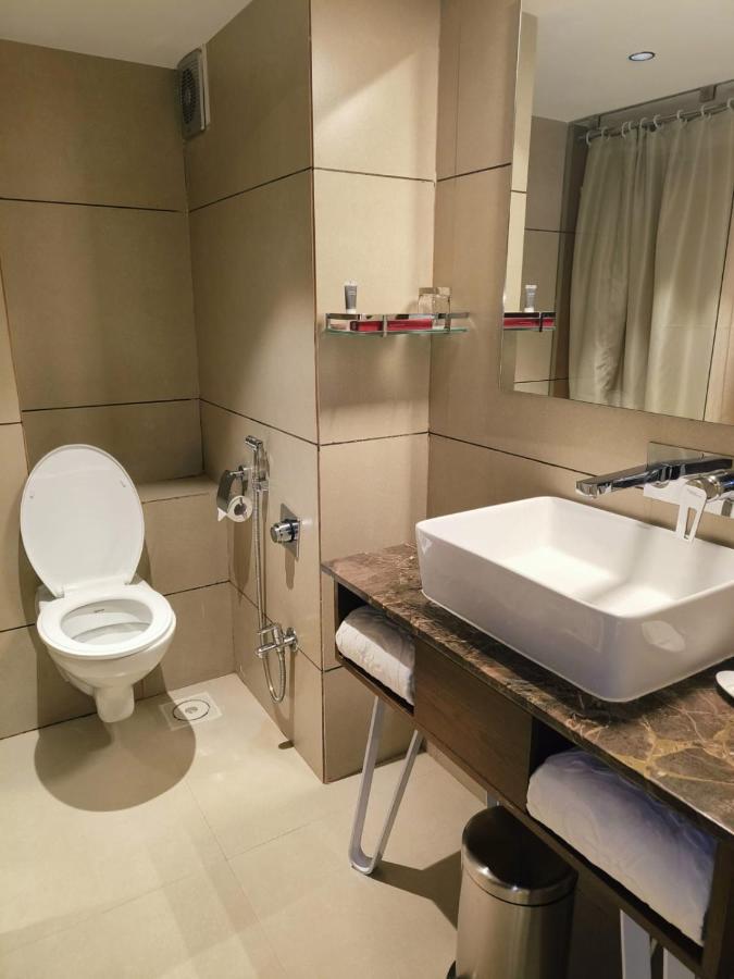 Hotel Ramee International Surat Zewnętrze zdjęcie
