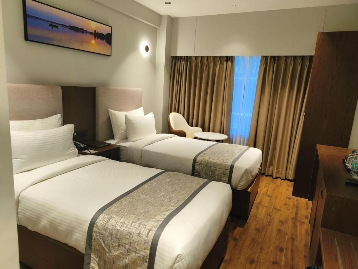 Hotel Ramee International Surat Zewnętrze zdjęcie