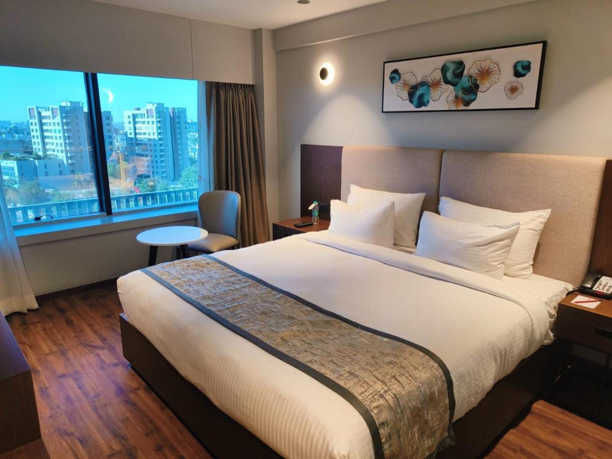Hotel Ramee International Surat Zewnętrze zdjęcie