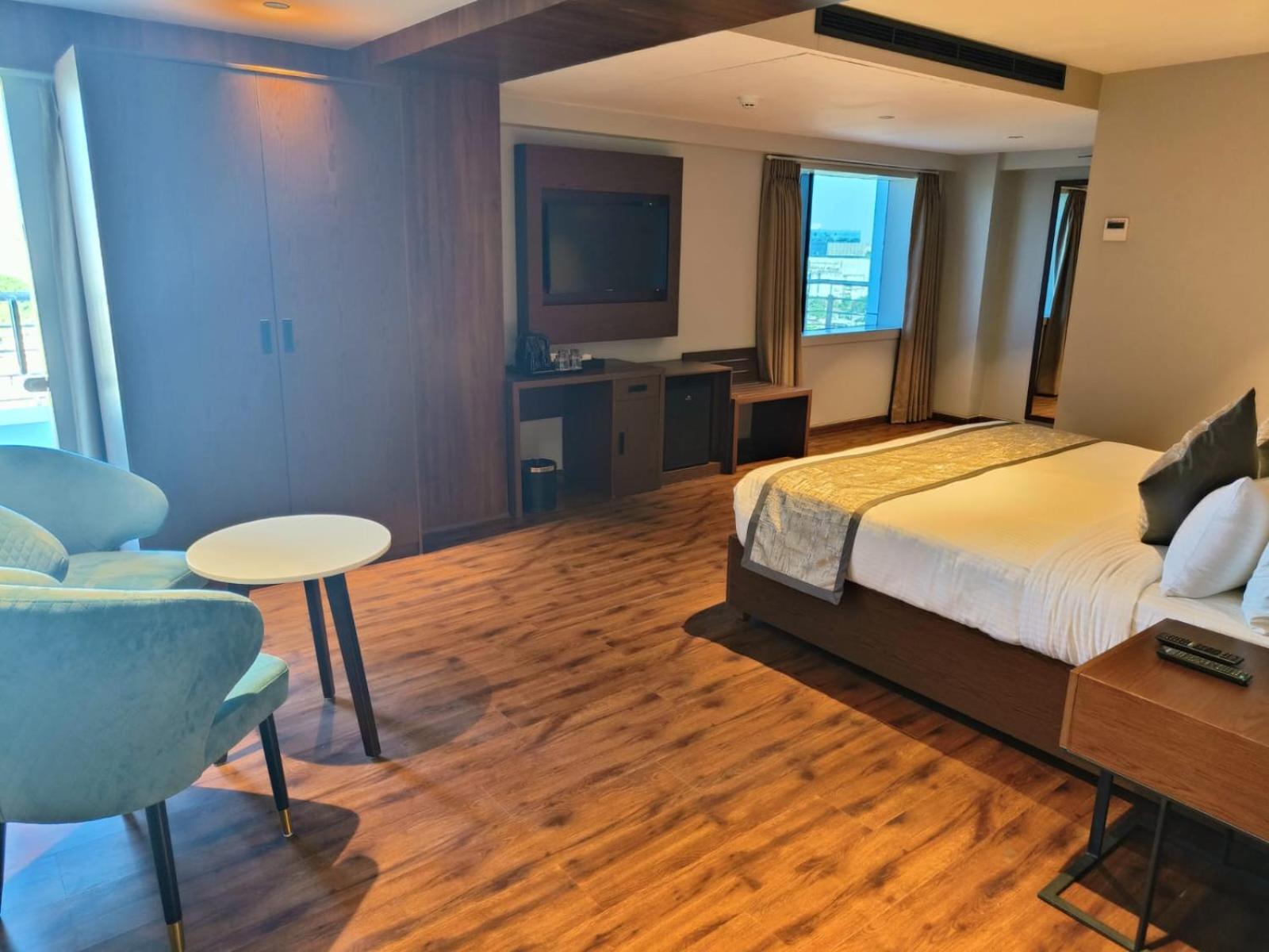 Hotel Ramee International Surat Zewnętrze zdjęcie