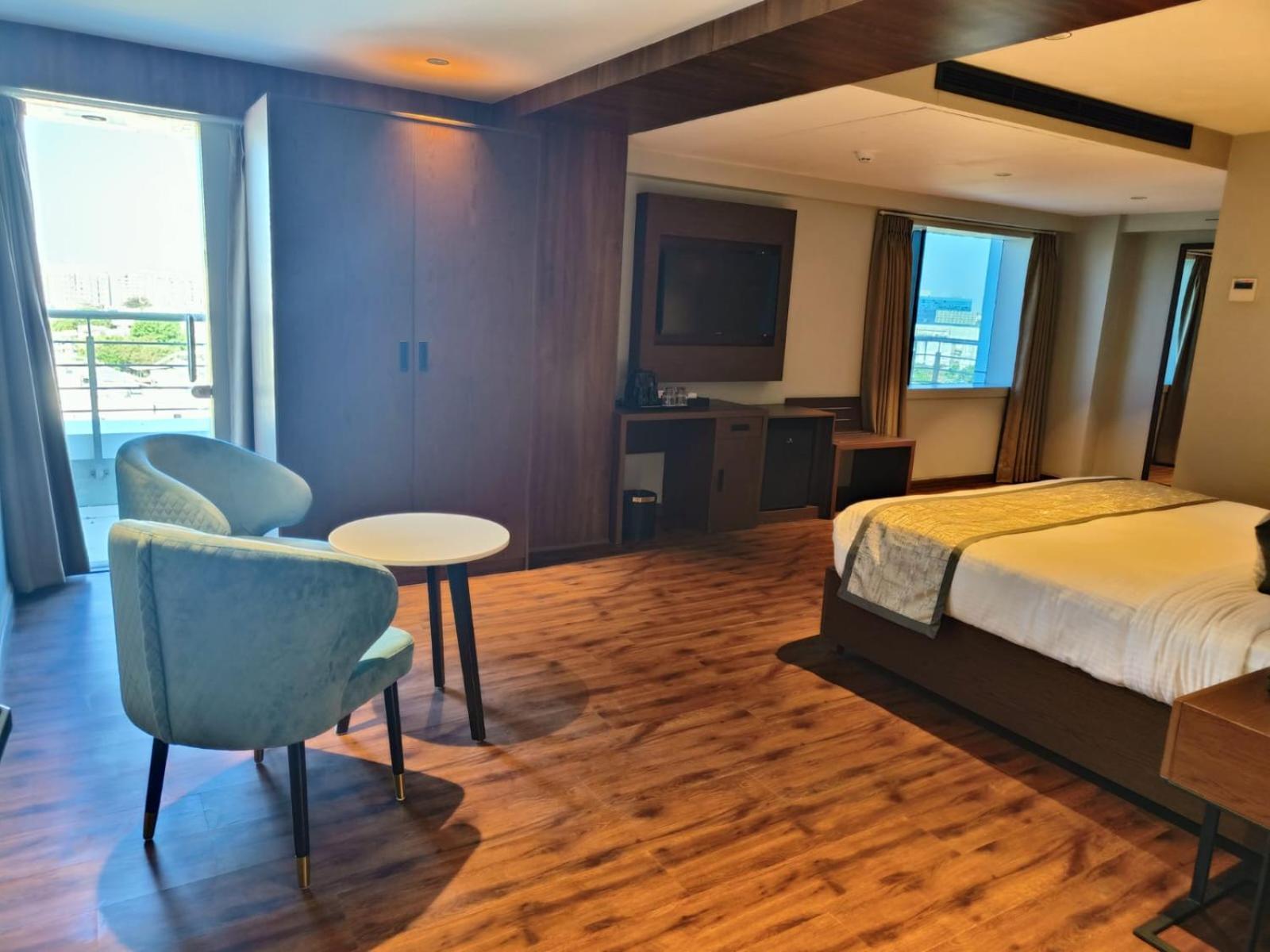 Hotel Ramee International Surat Zewnętrze zdjęcie