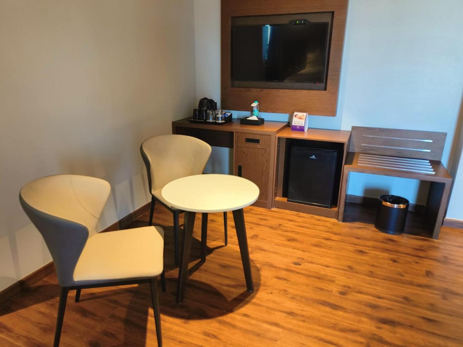 Hotel Ramee International Surat Zewnętrze zdjęcie