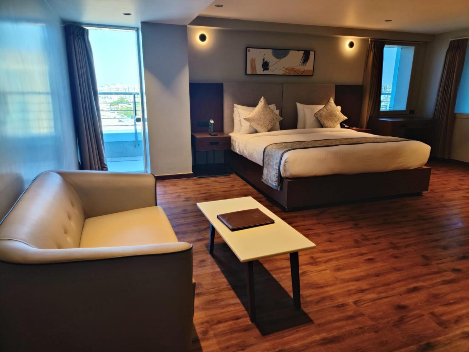 Hotel Ramee International Surat Zewnętrze zdjęcie