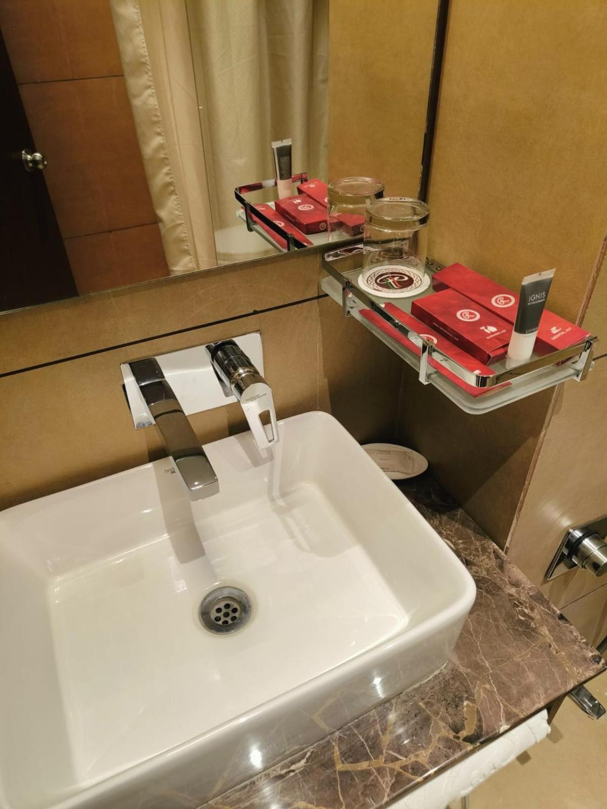 Hotel Ramee International Surat Zewnętrze zdjęcie