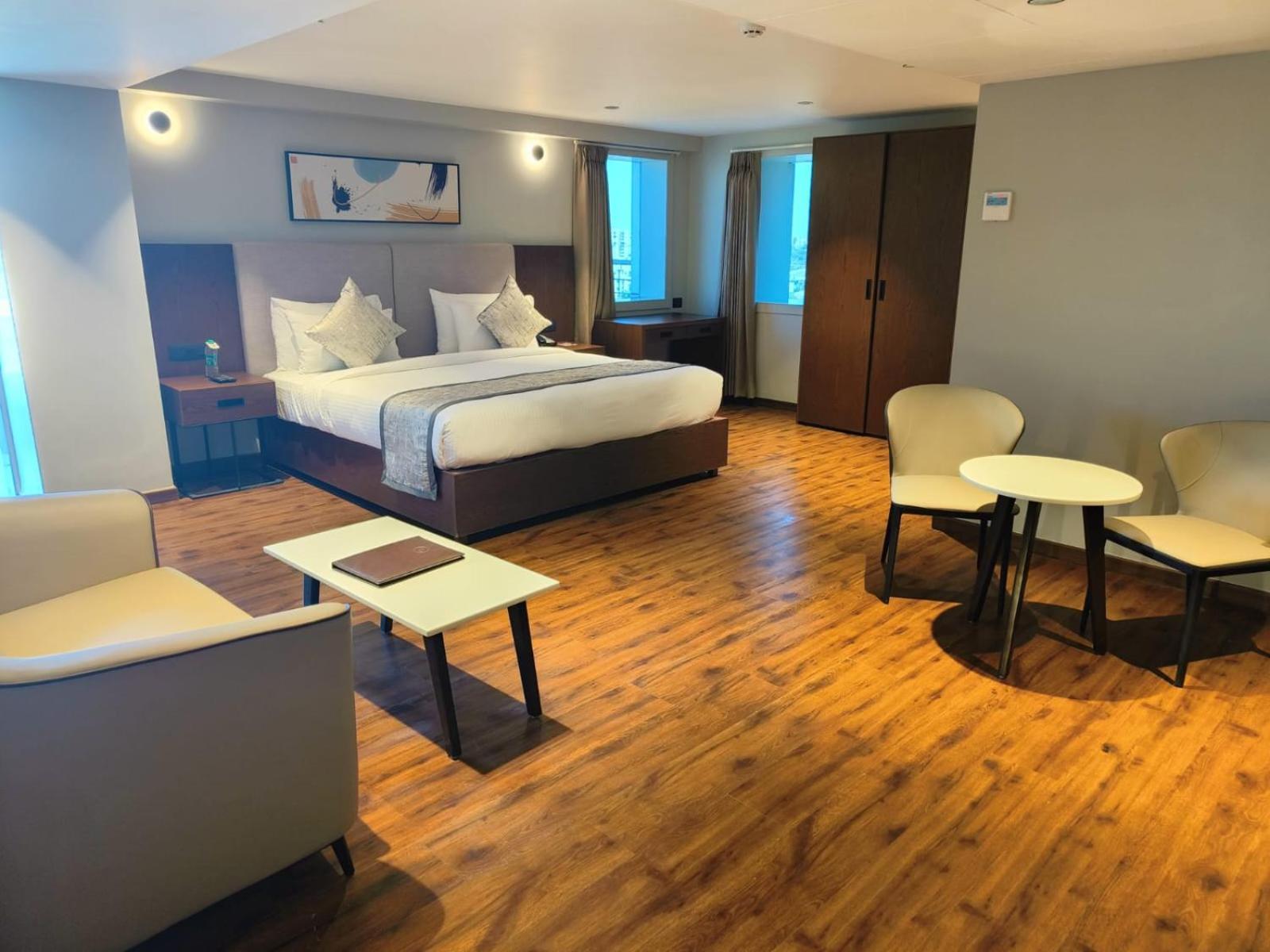 Hotel Ramee International Surat Zewnętrze zdjęcie