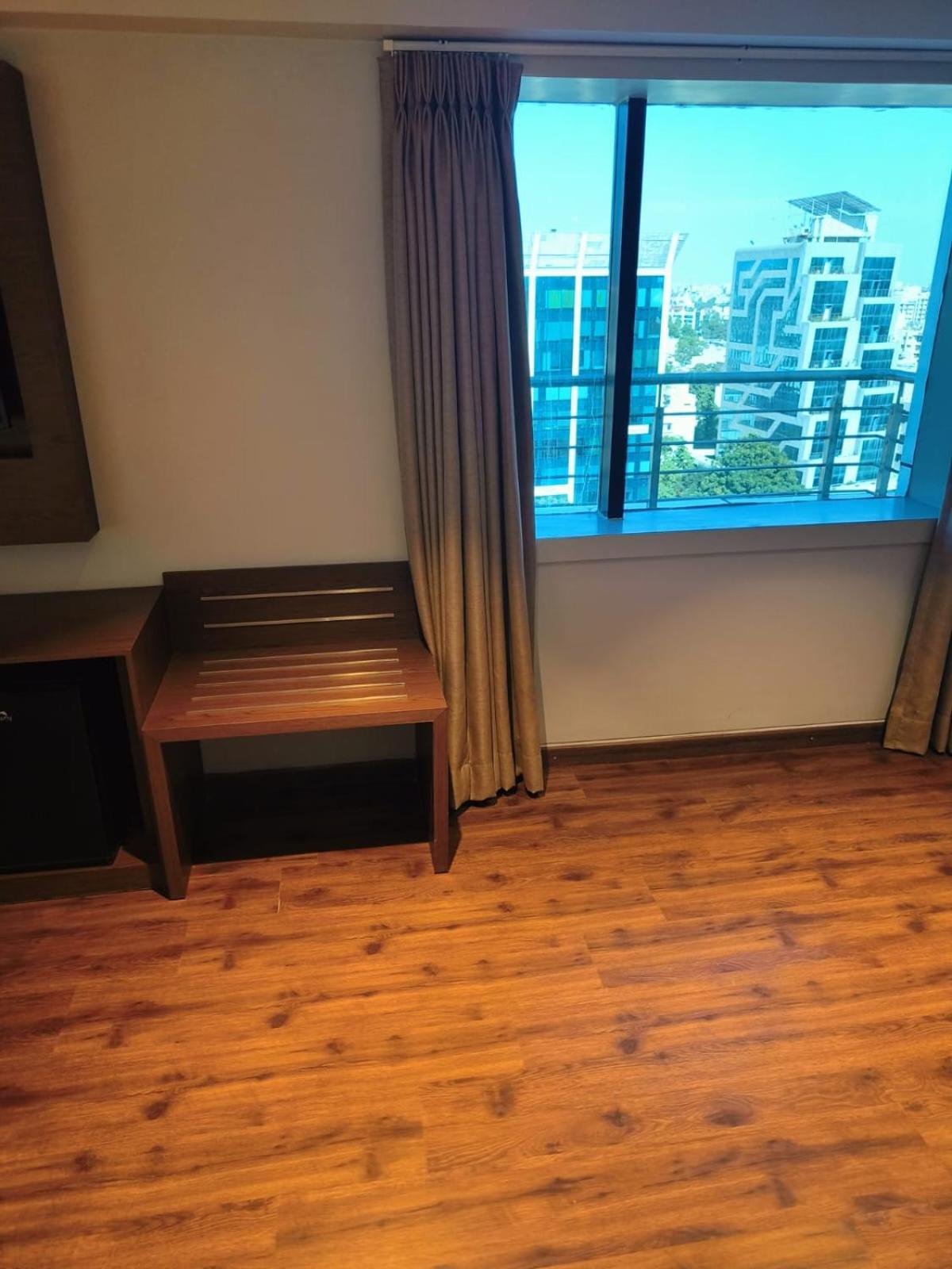 Hotel Ramee International Surat Zewnętrze zdjęcie