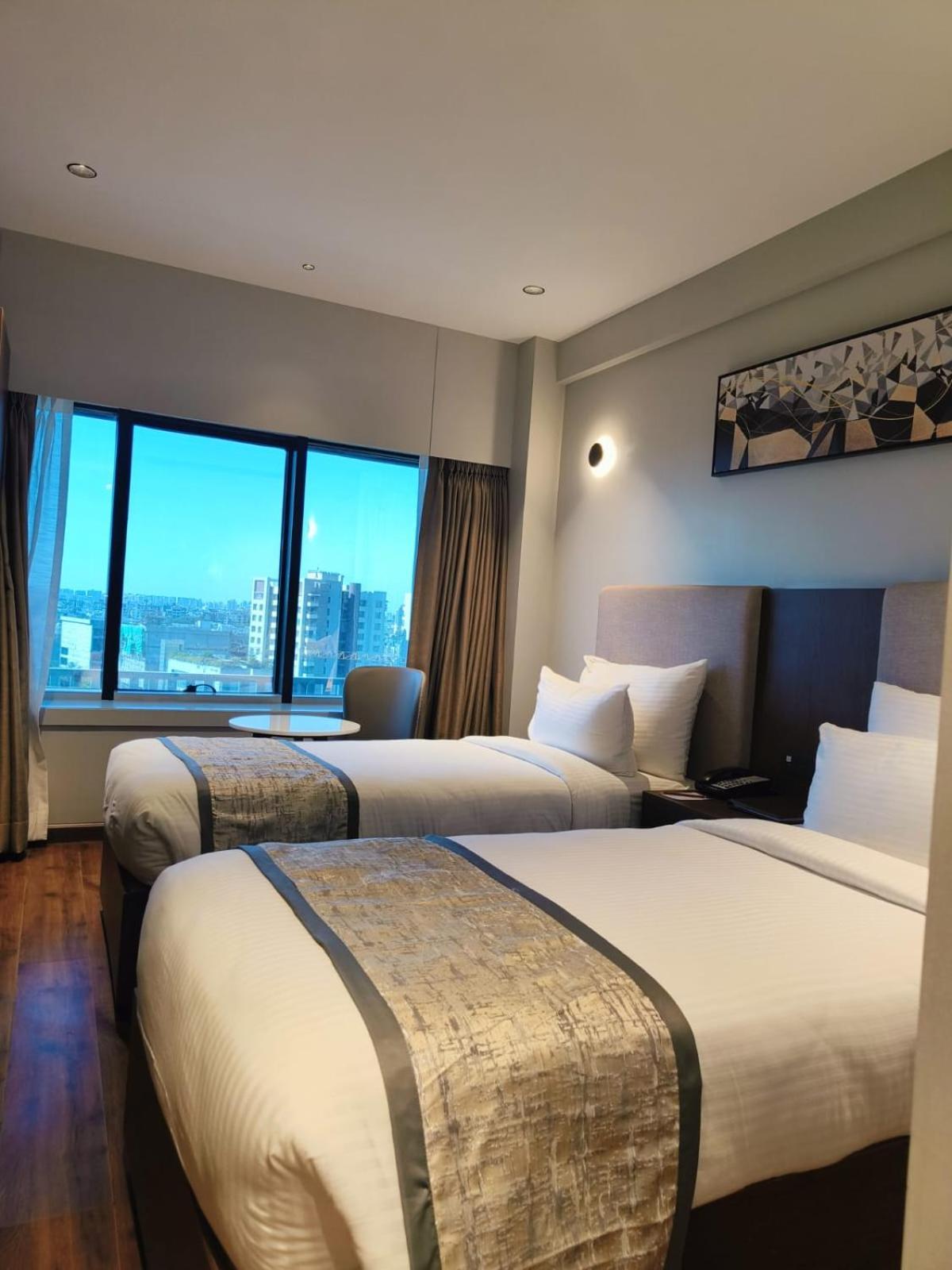 Hotel Ramee International Surat Zewnętrze zdjęcie