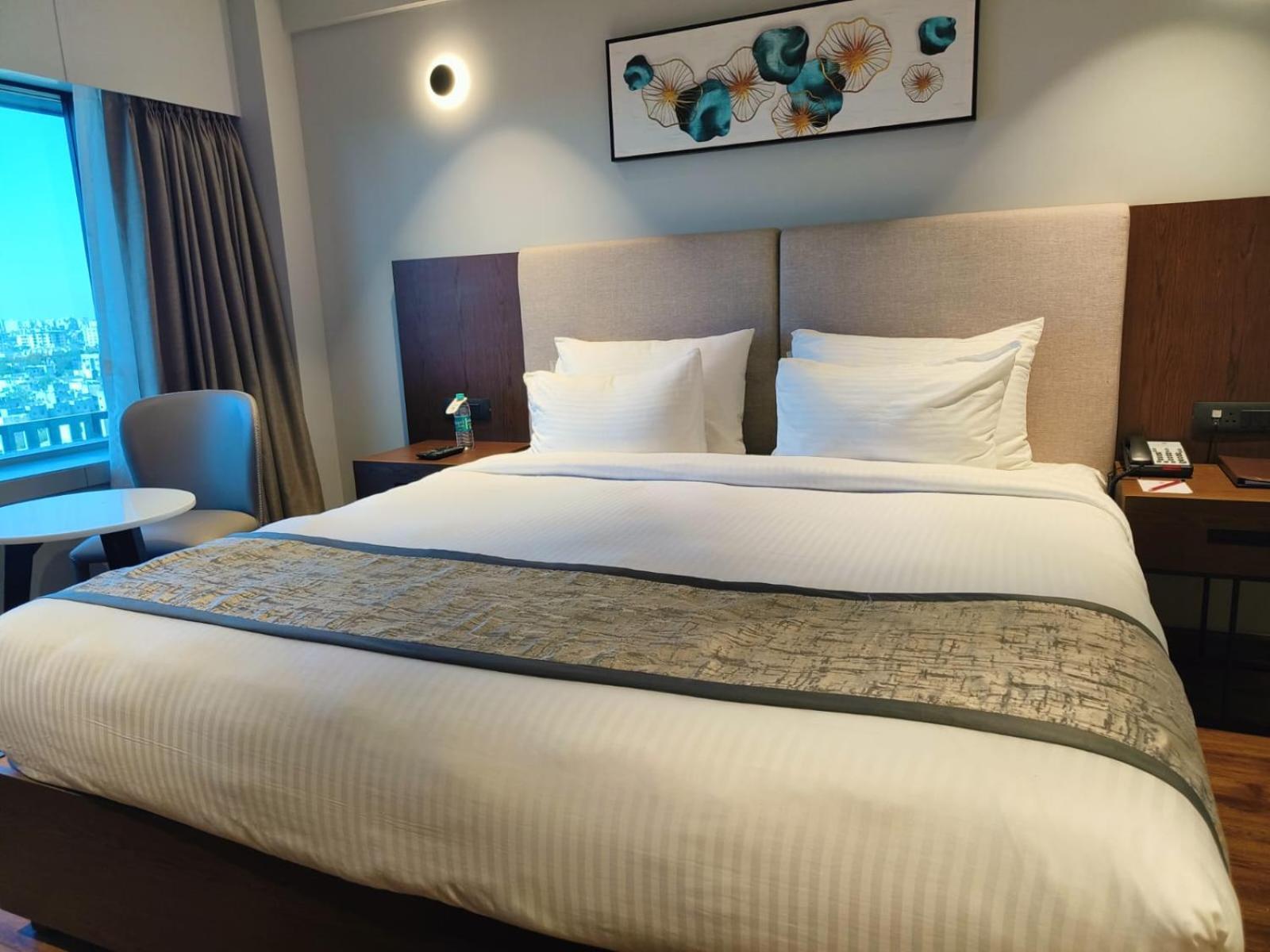 Hotel Ramee International Surat Zewnętrze zdjęcie