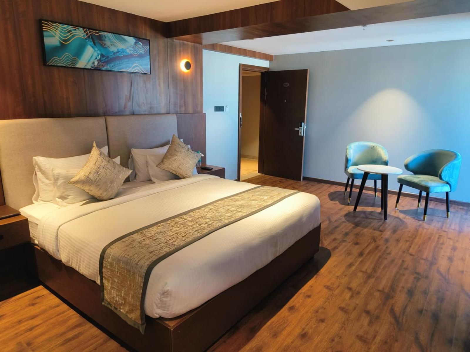 Hotel Ramee International Surat Zewnętrze zdjęcie
